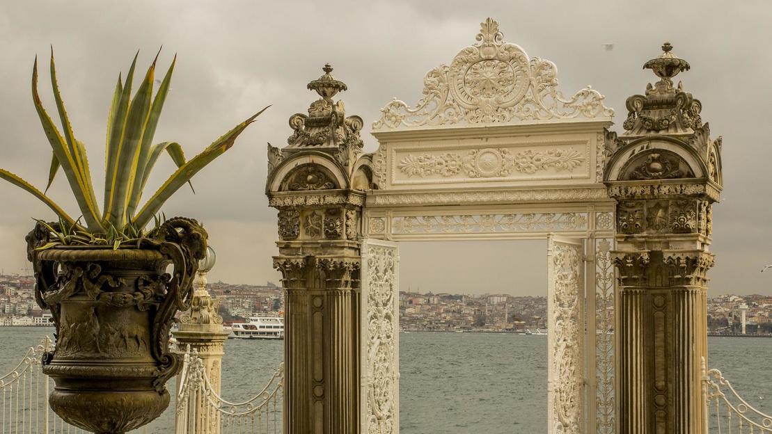 Mezza giornata per il Palazzo Dolmabahce e la moschea Bezmi Alem - Main image