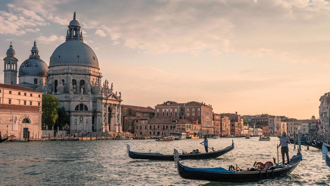 Complete tour of Venice: Doge Palace, Golden Basilica, Gondola ride and panoramic tour - Main image